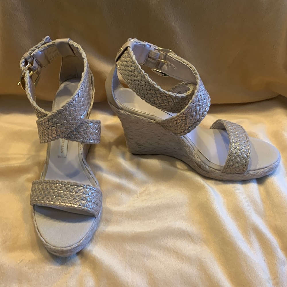 NWT. Dana Bachman Jacinda Wedge Sandal Gold/Natural 8.5